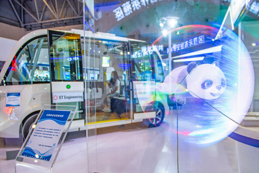 5月21日，重慶國(guó)際博覽中心，在成渝地區(qū)雙城經(jīng)濟(jì)圈館，全息智能炫屏、無(wú)人駕駛迷你巴士在此展示。鄒樂(lè)攝