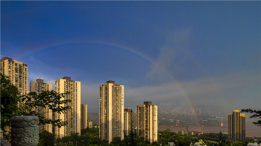 一輪雙彩虹掛在城市上空,一幅美輪美奐的畫(huà)卷呈現(xiàn)在眼前。張迎春攝