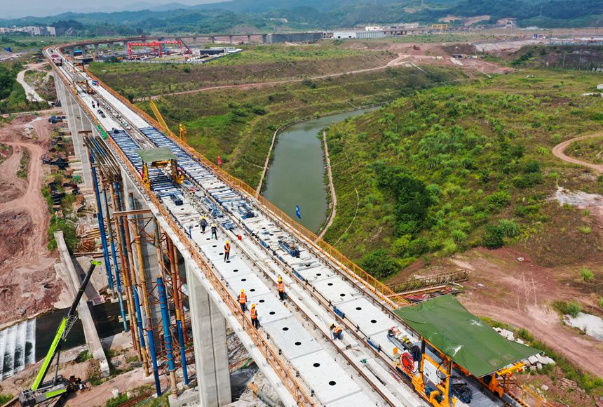 重慶軌道交通4號線二期軌道工程項(xiàng)目施工作業(yè)現(xiàn)場。中鐵二局供圖