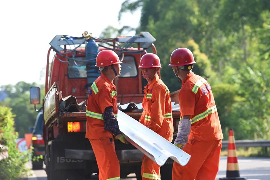 8月2日下午4時(shí)，在G42滬蓉高速進(jìn)城方向，云臺(tái)養(yǎng)護(hù)站養(yǎng)護(hù)工人正在更換中分帶護(hù)欄板。重慶高速集團(tuán)供圖