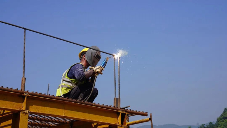 在渝湘復(fù)線永興隧道進(jìn)口，工人們正在實(shí)施高空作業(yè)，緊張忙碌。重慶高速集團(tuán)供圖