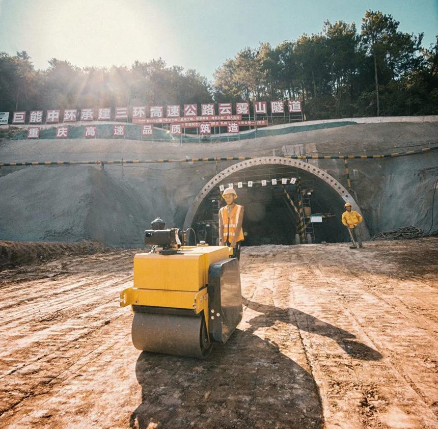 巨能中環(huán)永津項(xiàng)目部現(xiàn)場(chǎng)施工人員進(jìn)行地坪平整。重慶高速集團(tuán)供圖