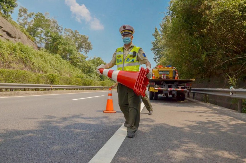 巡查救援隊員擺放錐標(biāo)，確保道路安全。重慶高速集團(tuán)供圖