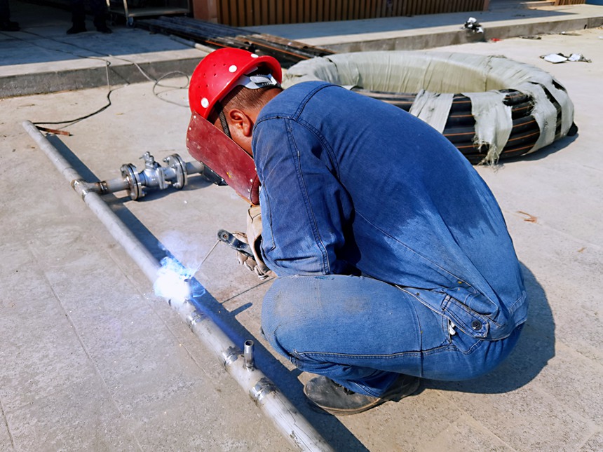 8月2日，重慶燃?xì)饧瘓F(tuán)忠縣公司汪芝貴班組在濱江夜市商業(yè)工程焊接灶前管。重慶燃?xì)饧瘓F(tuán)供圖