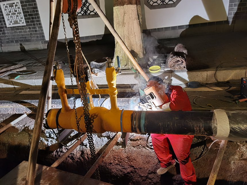 8月3日，重慶燃氣集團安裝公司在中山四路管道遷改現(xiàn)場施工。重慶燃氣集團供圖