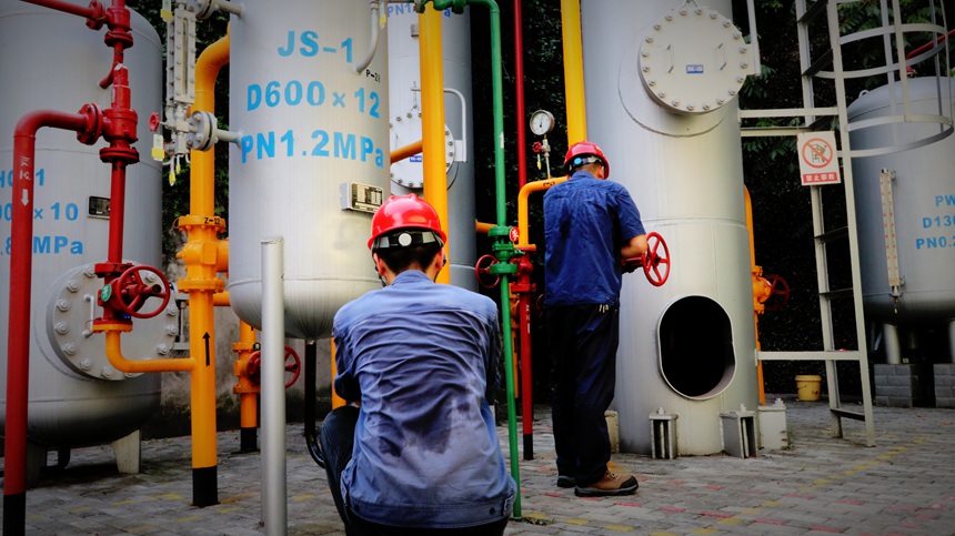 8月3日，重慶燃氣集團北碚分公司文星灣儲配站工作人員檢查設(shè)備。重慶燃氣集團供圖