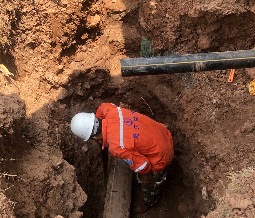 8月4日，重慶燃氣集團璧山公司施工人員在企業(yè)用戶施工現場進行碰口作業(yè)。孫鰻熙攝