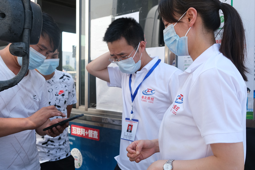 抽查進出人員行程碼。劉林杰攝