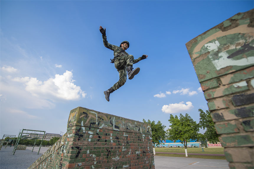 武警重慶總隊機動支隊偵察中隊官兵在進行通過障礙訓(xùn)練。唐志勇 攝