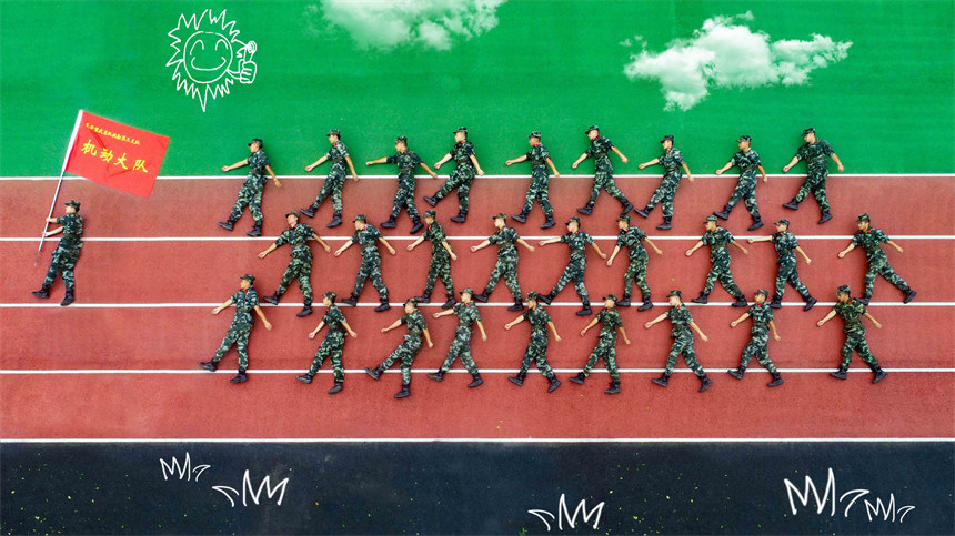 老兵們通過航拍創(chuàng)意退伍照來紀(jì)念難忘的軍旅青春。彭勇攝