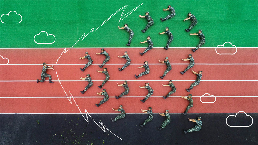 老兵們通過航拍創(chuàng)意退伍照來紀(jì)念難忘的軍旅青春。彭勇攝