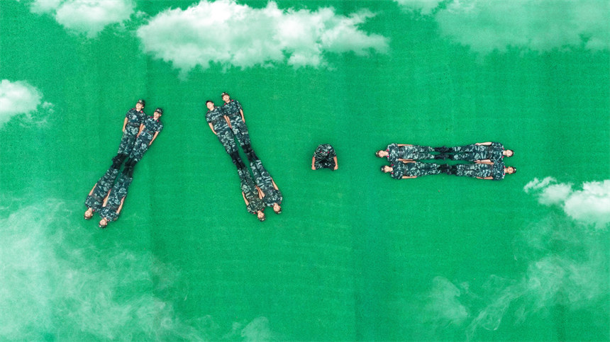 老兵們用航拍創(chuàng)意退伍照紀(jì)念難忘的軍旅青春。鄒毅攝