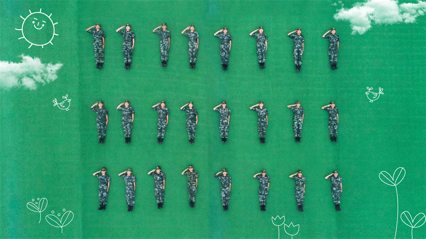 老兵們以標準的軍禮告別軍旅青春。鄒毅攝