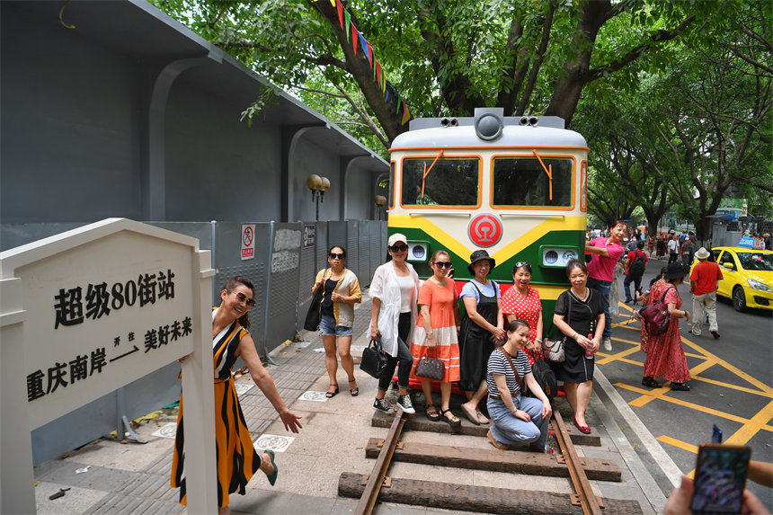 市民以“綠皮火車”為背景拍照打卡,給老街增添了人氣與活力。郭旭攝
