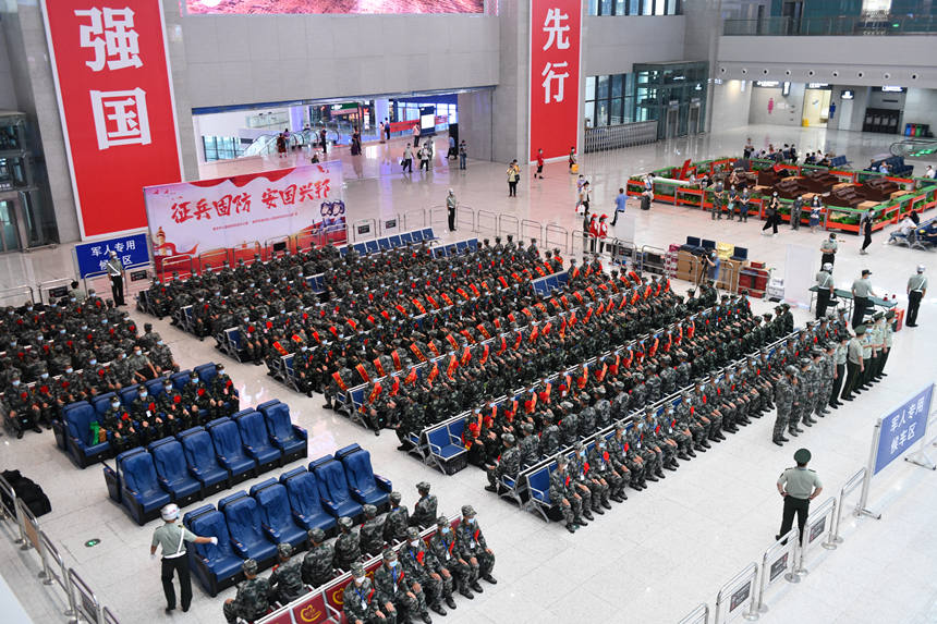 剛?cè)胛榈膽?zhàn)士正在重慶火車北站候車。鄒樂攝