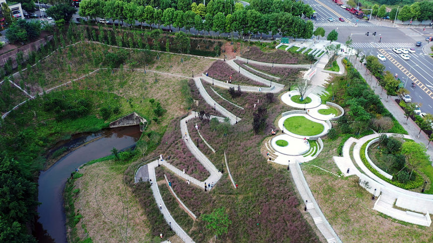跳墩河公園山水間景觀。蔣銳攝