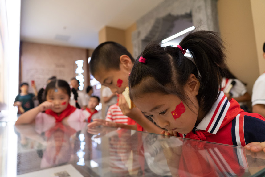 孩子們參觀愛國主義教育展覽。陳家橋街道供圖