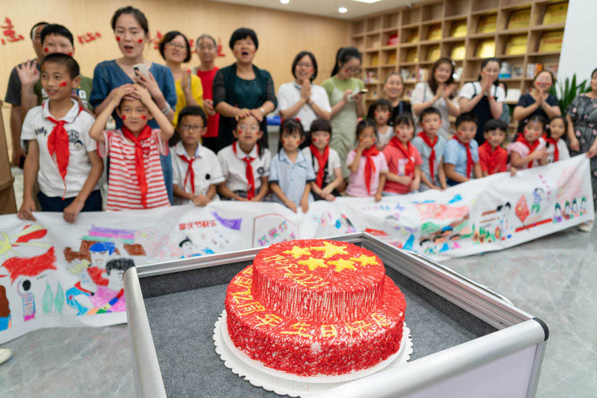 孩子們?yōu)椤白鎳鴭寢寫c”生。陳家橋街道供圖