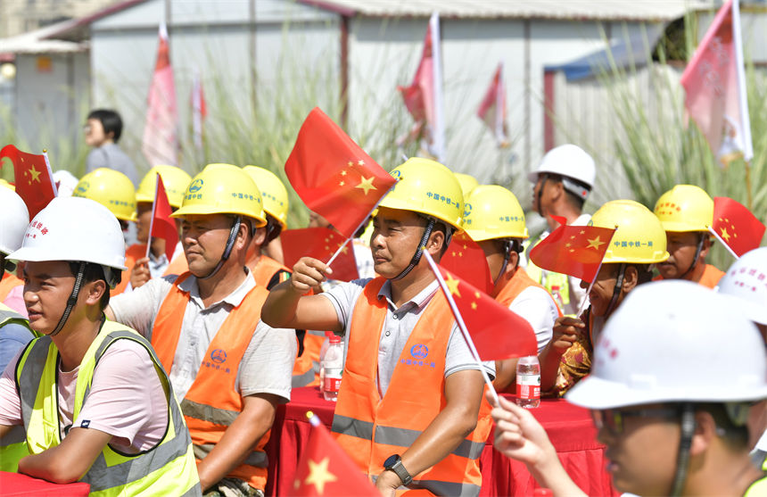 工友們合唱《咱們工人有力量》。崔景印攝