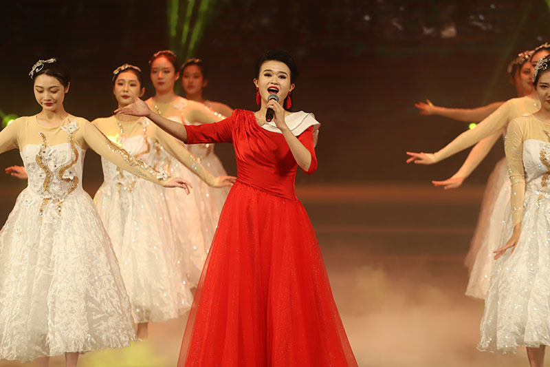 重慶文化藝術(shù)職業(yè)學(xué)院歌舞展演《南湖的船·黨的搖籃》。重慶理工大學(xué)供圖