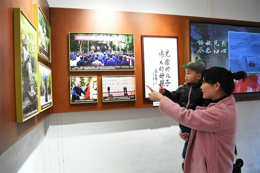 市民前來參觀。 郭旭 攝