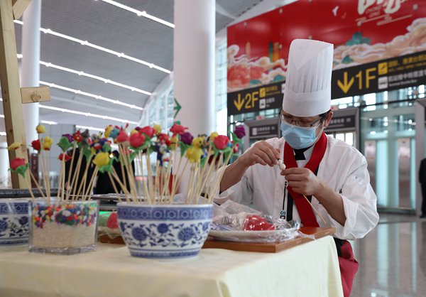 重慶機(jī)場T3航站樓內(nèi)舉行的文化活動(dòng)。重慶機(jī)場集團(tuán)供圖