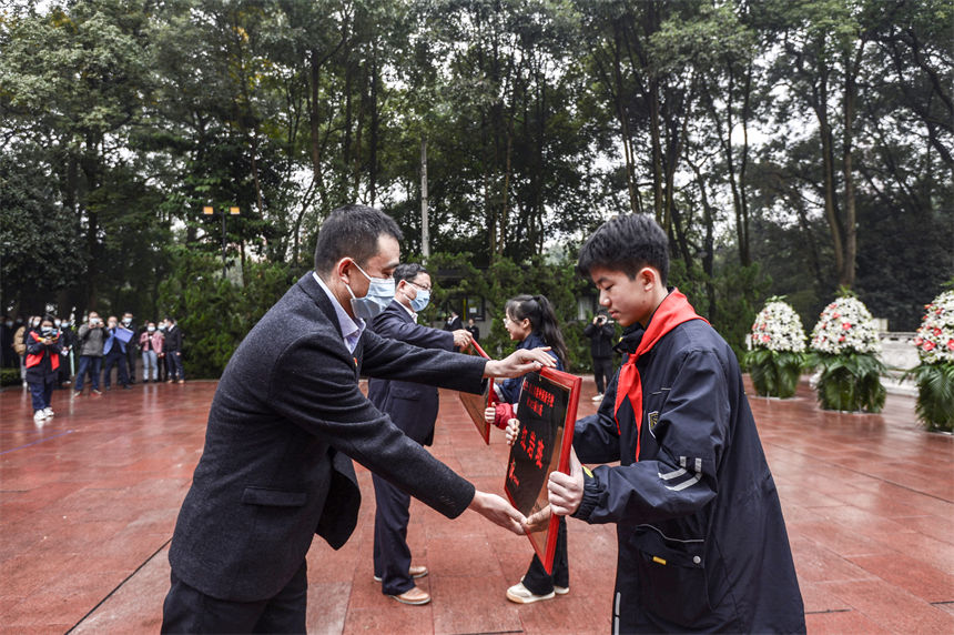 活動現(xiàn)場向紅巖班隊進(jìn)行了授牌。黃卓攝