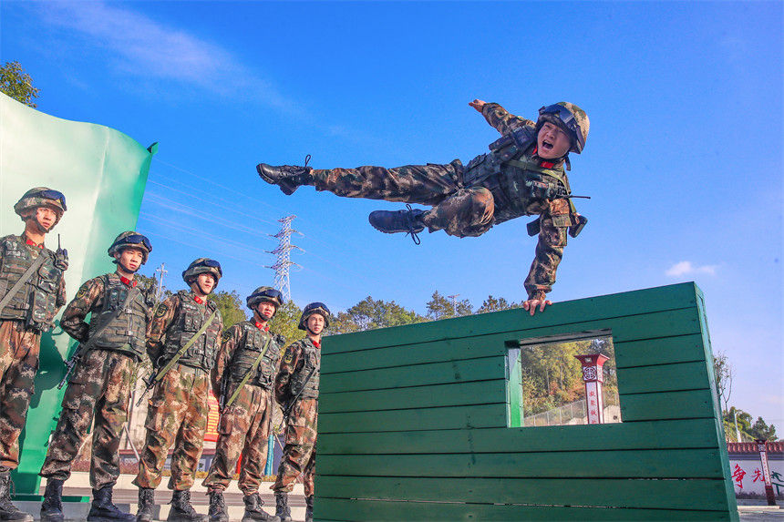 武警官兵開展攜槍通過矮墻訓(xùn)練。彭勇攝