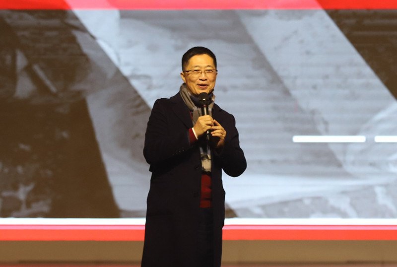 鄧鴻吉分享自己經(jīng)歷。黃炎培中學(xué)供圖