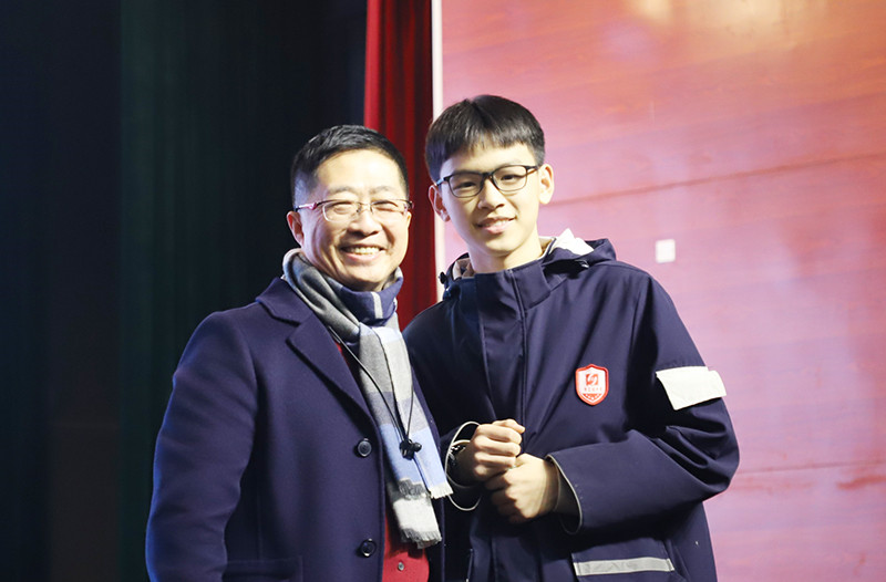 鄧?guó)櫦c學(xué)生互動(dòng)。黃炎培中學(xué)供圖