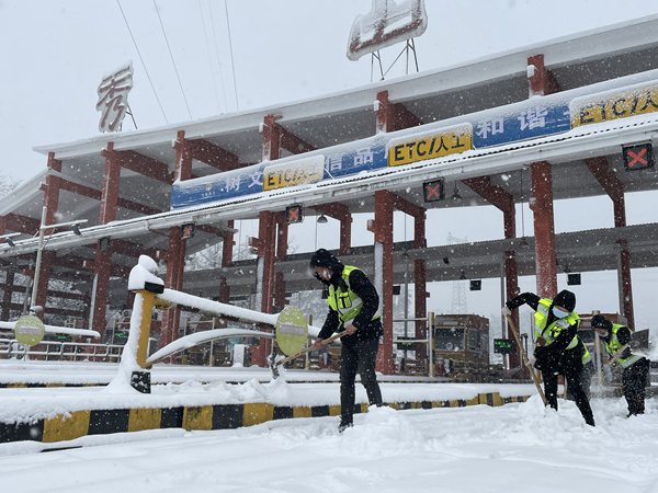 12月26日10點(diǎn)45分渝湘高速秀山服務(wù)區(qū)保安人員對服務(wù)區(qū)公共場區(qū)進(jìn)行積雪清除。重慶高速集團(tuán)供圖