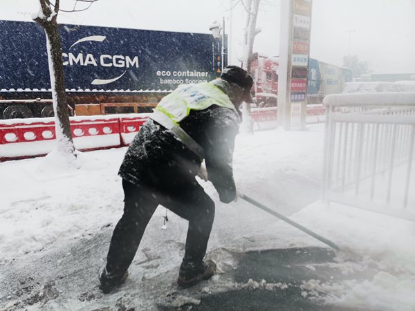 12月26日10點50分渝湘高速秀山收費站當班收費員對收費站車道、外廣場進行積雪清除。重慶高速集團供圖