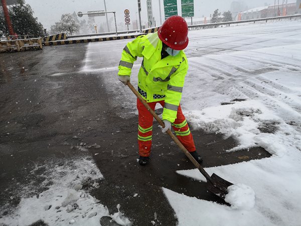 12月26日10點(diǎn)20分渝湘高速玉屏收費(fèi)站養(yǎng)護(hù)人員對(duì)收費(fèi)站外廣場(chǎng)進(jìn)行積雪清除。 重慶高速集團(tuán)供圖