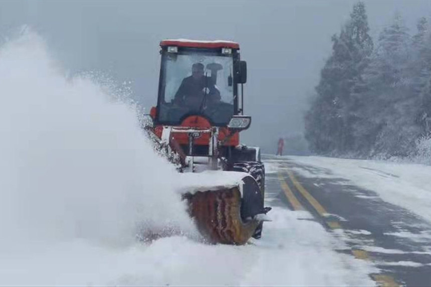 仙女山景區(qū)道路鏟雪現(xiàn)場。武隆景區(qū)供圖
