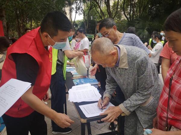 黨員志愿服務活動。江北區(qū)國資委供圖