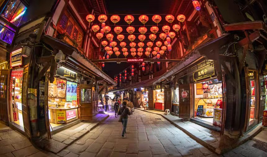 磁器口古鎮(zhèn)掛上大紅燈籠。郭晉攝