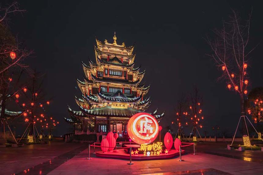 鴻恩寺公園燈火闌珊。黃進攝