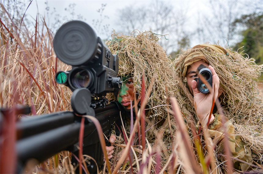 狙擊手正在潛伏狙擊訓(xùn)練。唐志勇攝