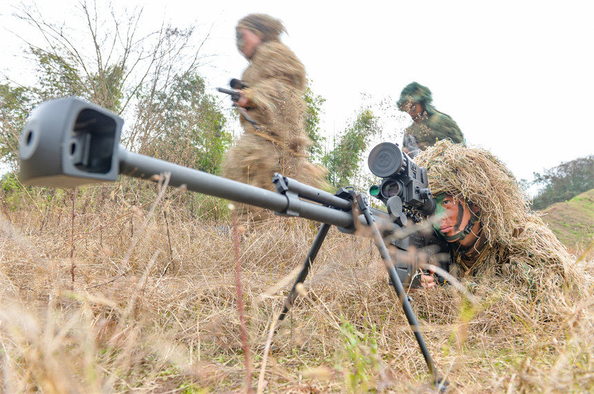 狙擊手進(jìn)行協(xié)同訓(xùn)練。王肸攝