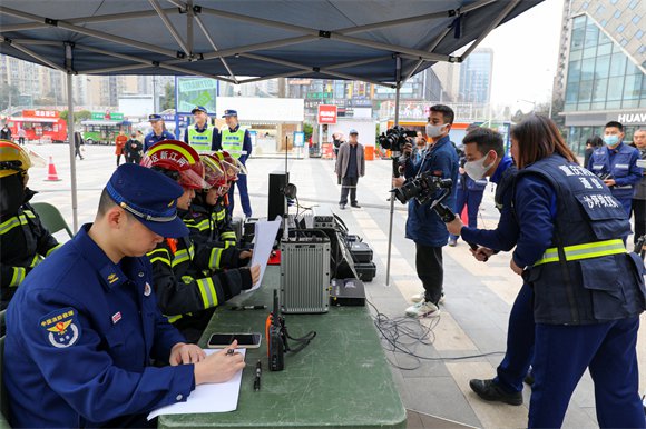 應急宣傳拉動實戰(zhàn)演練現(xiàn)場 兩江新區(qū)消防救援支隊供圖
