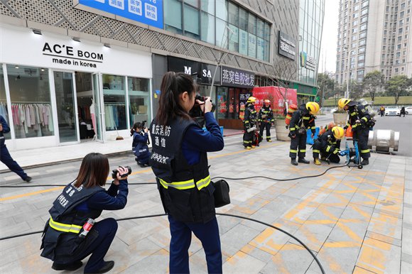 應(yīng)急宣傳拉動(dòng)實(shí)戰(zhàn)演練現(xiàn)場(chǎng) 兩江新區(qū)消防救援支隊(duì)供圖