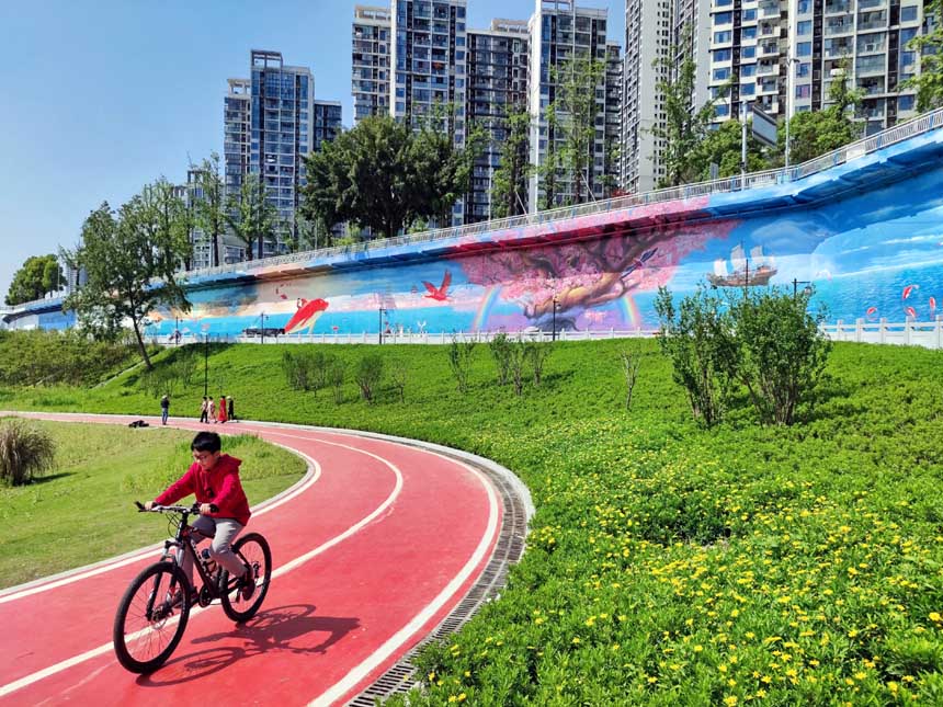 《大魚海棠》巨型壁畫亮相重慶南濱路雅巴洞江灘公園。郭旭攝