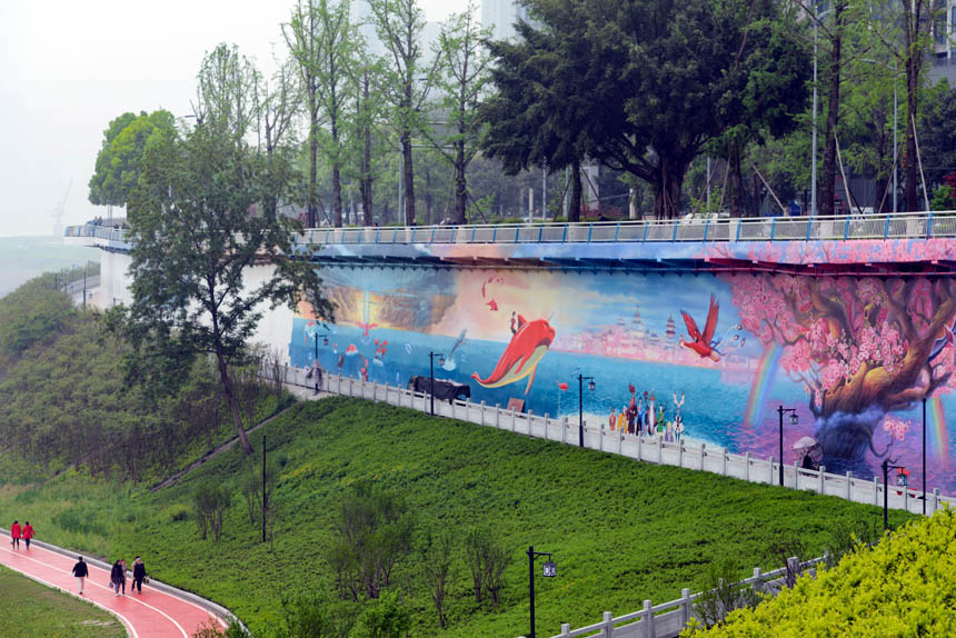 《大魚海棠》巨型壁畫亮相重慶南濱路雅巴洞江灘公園。郭旭攝