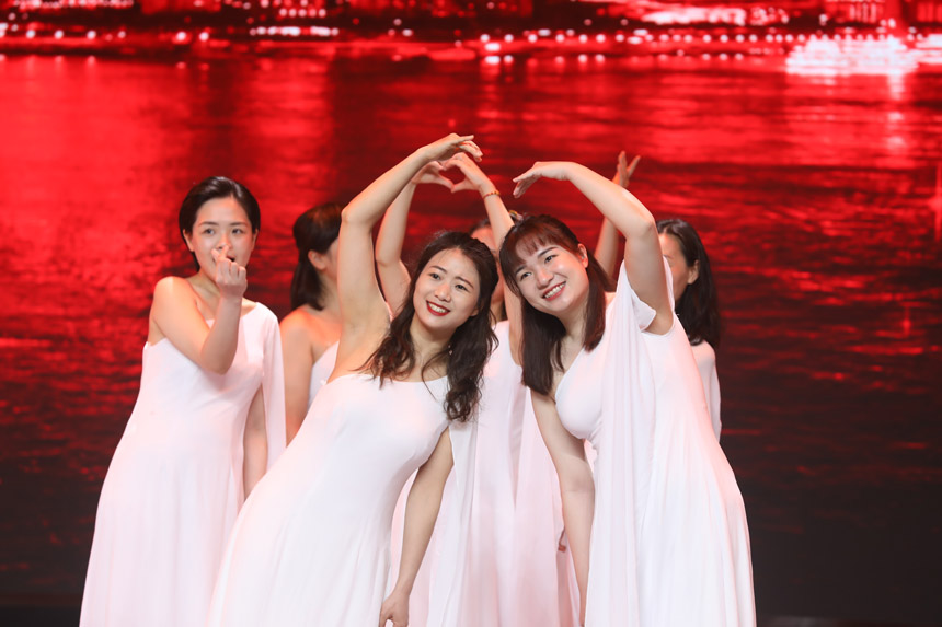 合唱:《燈火里的中國》。葉澤陽攝