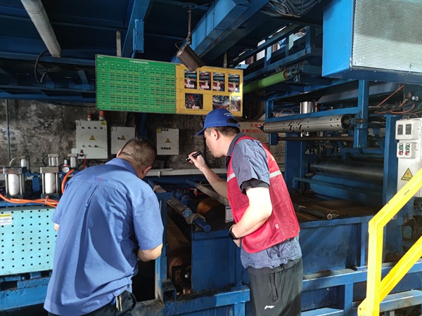 黨團(tuán)員突擊隊(duì)走進(jìn)轄區(qū)重點(diǎn)企業(yè)檢查廠區(qū)燃?xì)庠O(shè)施設(shè)備。重慶燃?xì)饽习斗止竟﹫D