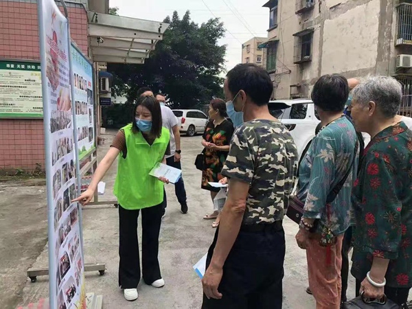 春天社工為市民講解