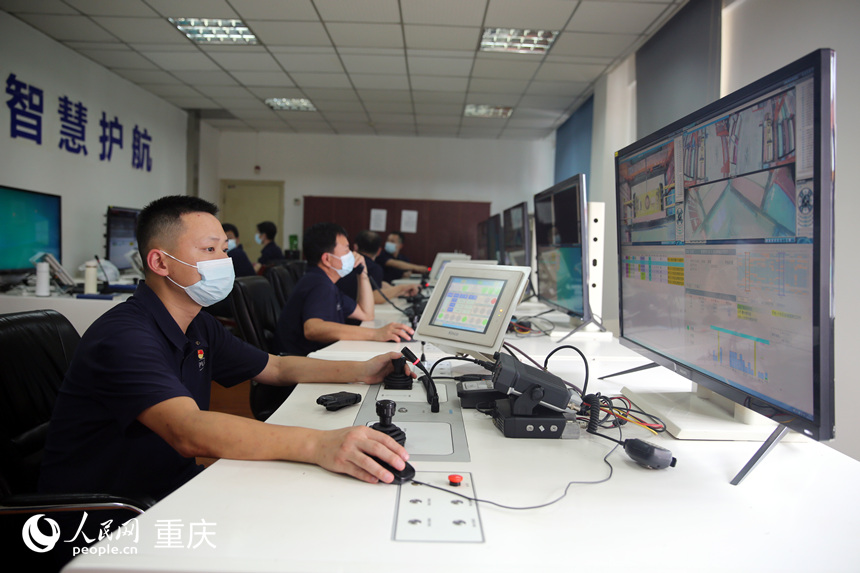 胡萬琪在遠(yuǎn)程操控室收發(fā)集裝箱。人民網(wǎng) 劉政寧攝