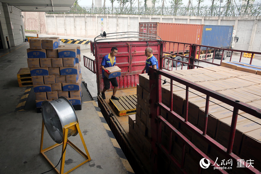 工人們在民生綜合物流兩江一期基地進(jìn)行散貨出庫作業(yè)。人民網(wǎng) 劉政寧攝