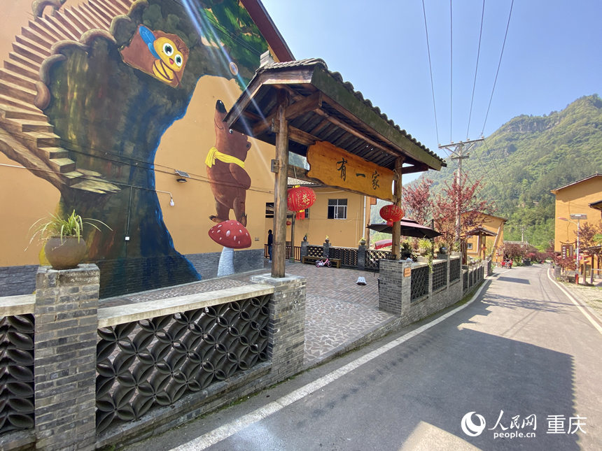華溪村偏巖壩“美食一條街”。人民網(wǎng) 劉政寧攝