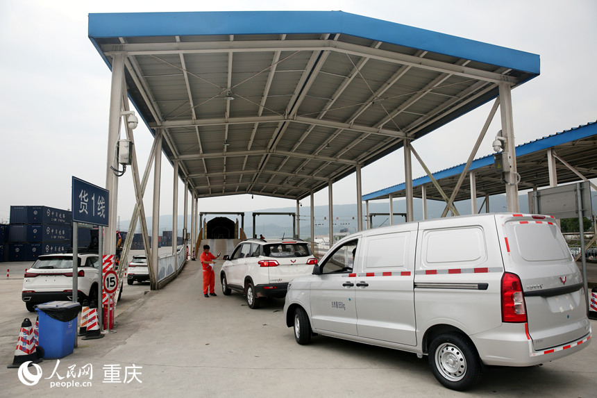 商品車從果園港魚(yú)嘴鐵路貨運(yùn)站分撥至全國(guó)各地。人民網(wǎng) 劉政寧攝